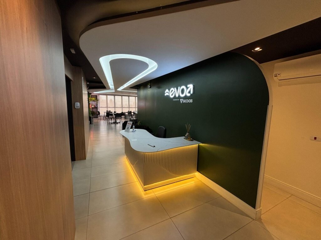 Recepção da EVOA, espaço empresarial em Maringá que oferece endereço fiscal, coworking e salas de reunião