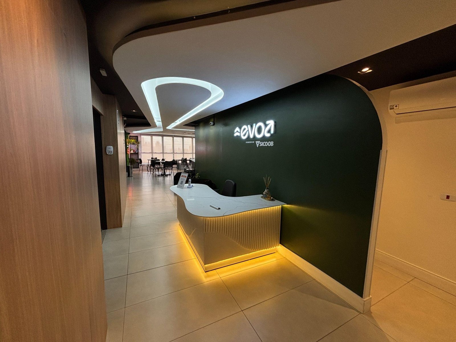 Recepção da EVOA, espaço empresarial em Maringá que oferece endereço fiscal, coworking e salas de reunião